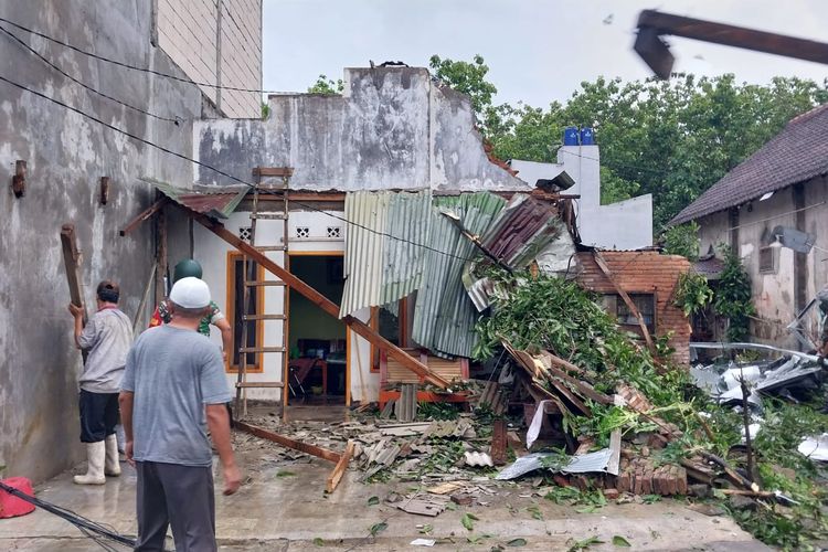 Sejumlah rumah warga di Kecamatan Pakis, Kabupaten Malang rusak akibat tertimpa pohon tumbang saat terjadi hujan lebat disertai angin kencang, Kamis (15/12/2022).