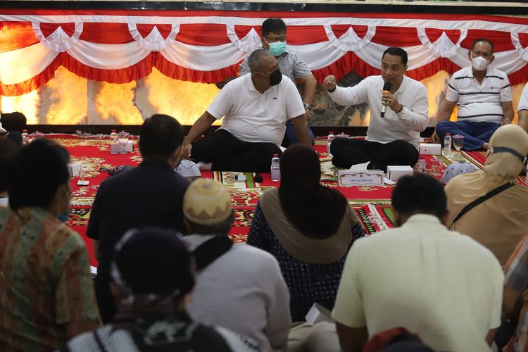 Wali Kota Surabaya Eri Cahyadi saat menggelar kegiatan 'Sambat Nang Cak Eri' di Lobby Balai Kota Surabaya, Sabtu (27/8/2022).