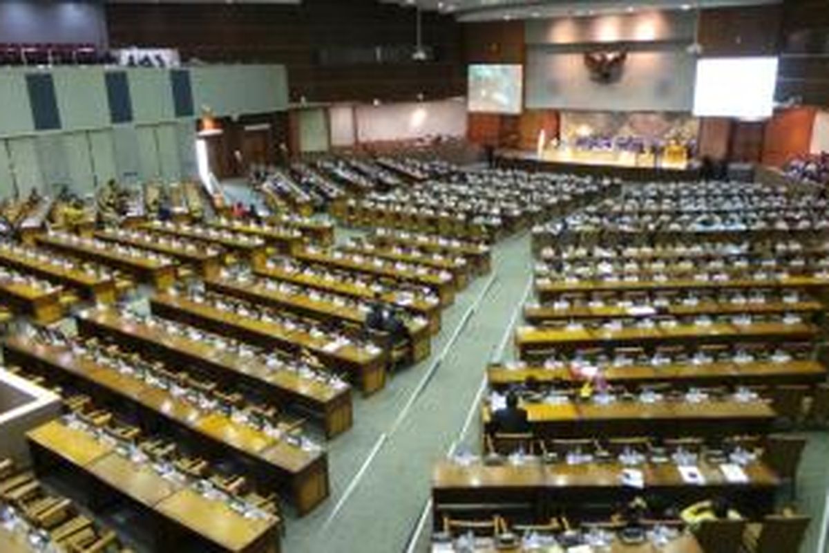 Suasana sidang paripurna pengambilan keputusan RUU Keinsinyuran yang belum memenuhi kuorum, Selasa (25/2/2014), di Gedung Parlemen, Jakarta.