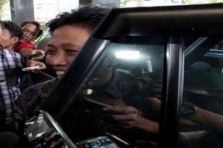 Direktur Utama PT Dutasari Citralaras, Machfud Suroso meninggalkan gedung Komisi Pemberantasan Korupsi, Jakarta (21/2/2013). Ia diperiksa sebagai saksi dalam dugaan korupsi pembangunan pusat olah raga Hambalang dengan tersangka Andi Mallarangeng dan Dedi Kusnidar.