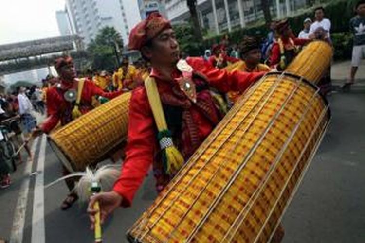 Kendang Beleq dibawakan dalam Parade Budaya Lombok Sumabawa 2013 di Jalan MH.Thamrin, Jakarta Pusat, Minggu (16/6/2013). Parade budaya yang diikuti kabupaten-kabupaten di Nusa Tenggara Barat ini merupakan salah satu promosi wisata untuk mengajak wisatawan mengunjungi NTB.