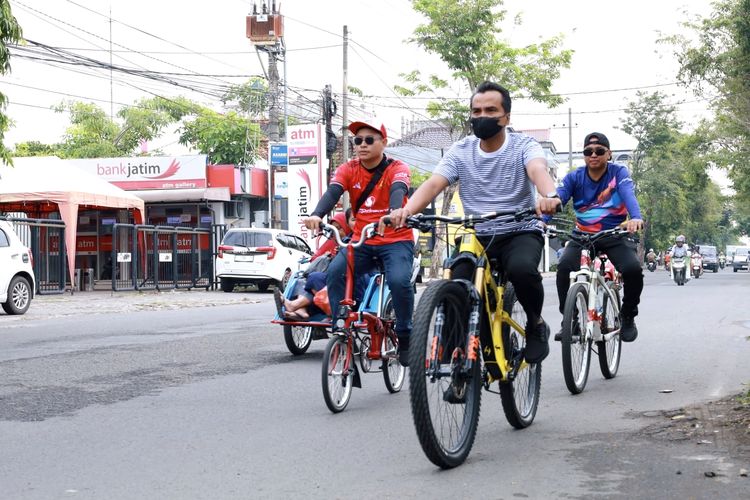 Terapkan Hemat BBM, Bupati Bangkalan ke Kantor dan Kecamatan Pakai Sepeda