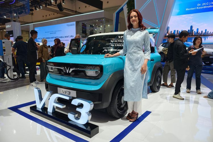 Anggun Berbalut Ao Dai, Usher VinFast di GIIAS 2026 Curi Perhatian