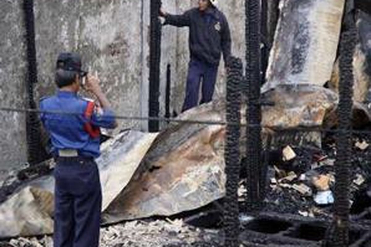 Tim Penyidik Kebakaran Jakarta Barat tengah menyelidiki sumber api di lokasi kebakaran rumah kos Arjuna Srikandi, Jalan Buni Nomor 21 A, Jati Pulo, Jakarta Barat, Kamis (8/1). Bencana yang terjadi 02.30 BBWI dini hari tadi menyebabkan delapan orang meninggal dan diperkirakan kerugian mencapai ratusan juta.