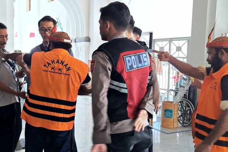 Mantan Bupati Mamberamo Tengah Ricky Ham Pagawak saat mendorong Staf JPU KPK Waluyo di lobi PN Tipikor Makassar, Sulsel, Rabu (30/8/2023).