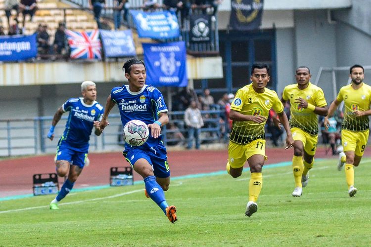 Wing back Persib Henhen Herdiana yang menguasai bola dikejar bek Barito Putera Ferdiyansyah berusaha menghentikan laju lawan di laga Persib vs Barito Putera, Jumat (16/9/2022) di Stadion Gelora Bandung Lautan Api (GBLA) dalam pekan ke-10 Liga 1 2022-2023.