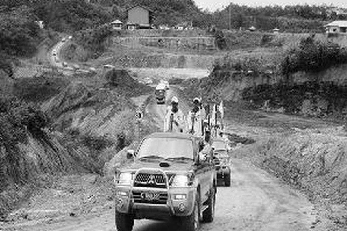 Iring-iringan kendaraan membawa api PON XVII di Kalimantan Timur melewati jalan tambang batu bara PT Citra Harita Mineral di Samarinda, Selasa (1/7). Lokasi pengambilan api PON jauh di dalam areal tambang. 
