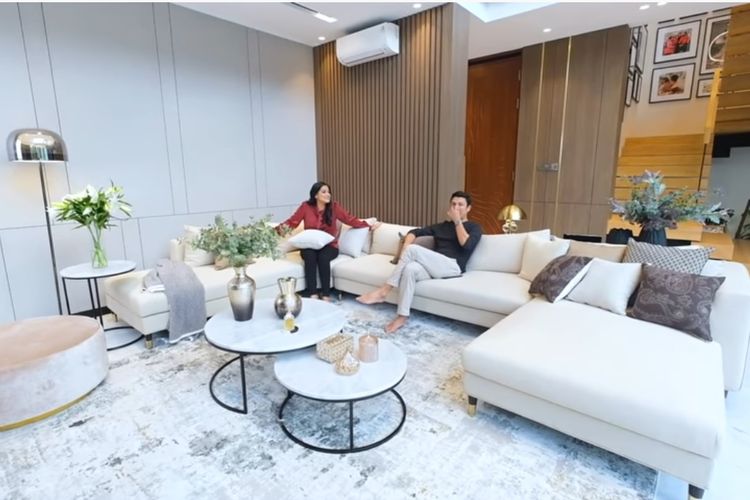 Pasangan Titi Kamal dan Christian Sugiono duduk di ruang keluarga mereka yang baru.