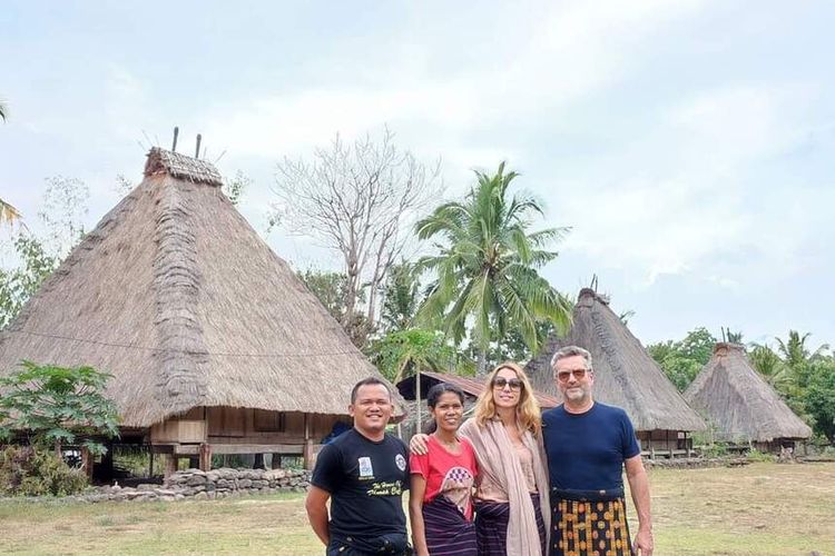 Wisatawan Italia, Bortolo dan Fransiska mengunjungi Pulau Florea dipandu oleh Pemandu Flores, Muhamad Buharto atau biasa disapa BOE BERKELANA mengunjungi Kampung Tradisional Nunungongo di Kabupaten Nagekeo, Sabtu, (13/8/2022). (KOMPAS.com/DOK/PEMANDU WISATA FLORES-MUHAMAD BUHARTO)