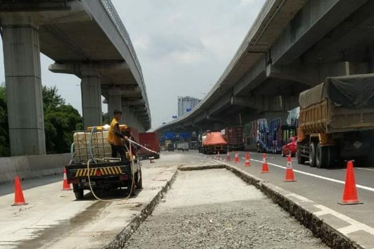 Pekerjaan rekonstruksi siklus ketiga kembali dilakukan di Jalan Tol Jakarta-Cikampek.