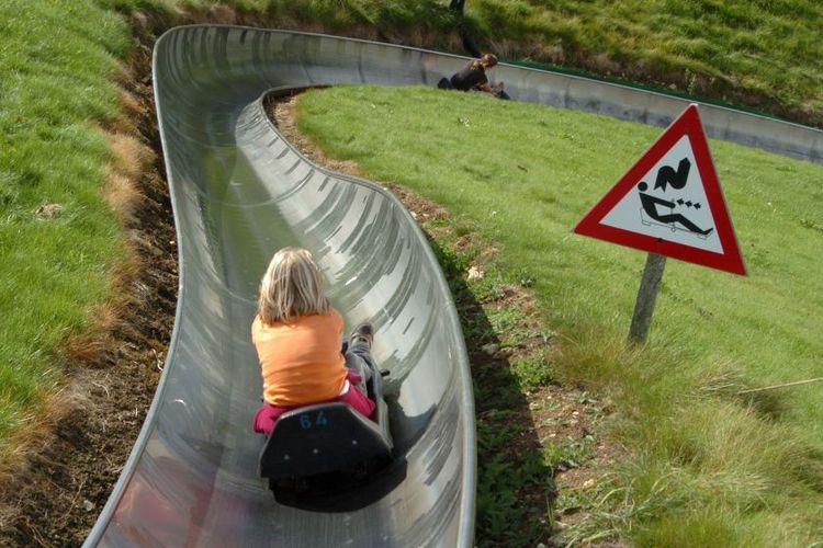 Tempat wisata bernama Thal Nature Park di Swiss (Team Schwarz - https://www.myswitzerland.com/).