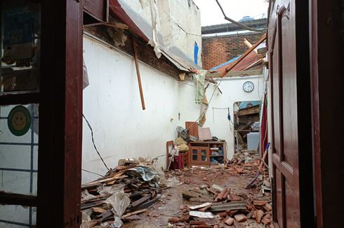 Diterpa Hujan Deras Disertai Angin Kencang, Atap Sebuah Rumah di Bekasi Ambruk