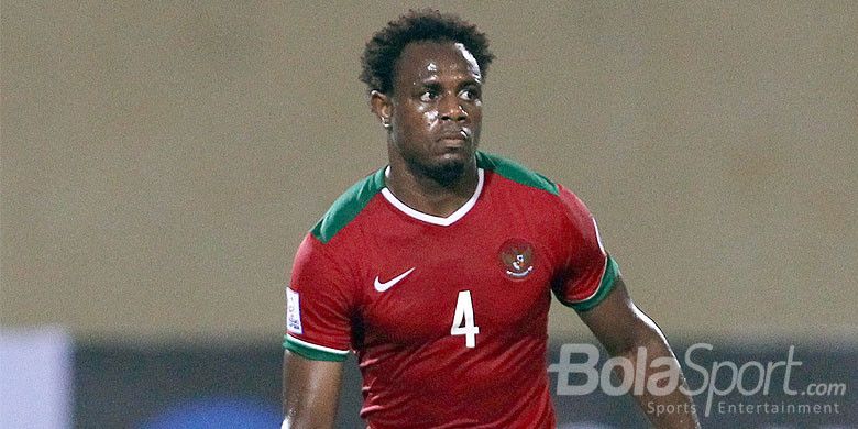 Victor Igbonefo saat memperkuat tim nasional Indonesia pada laga AFF Cup 2014 melawan Laos, di Stadion Hang Day, Hanoi, Vietnam, Jumat (28/11/2014).