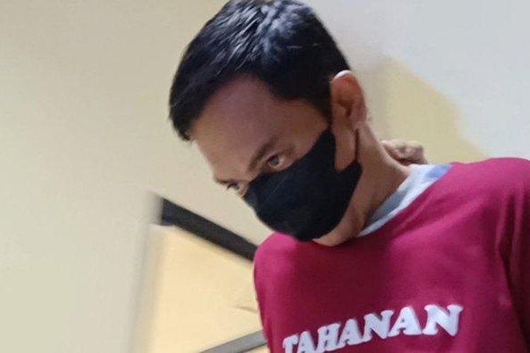 Kades Tiuh Memon Toni Aritama memohon maaf kepada warganya setelah ditangkap kasus narkoba sabu 6,18 kilo oleh Polda Lampung 
