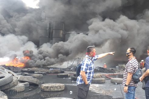 Pabrik Pengolahan Ban di Pekanbaru Terbakar, Api Sulit Dipadamkan
