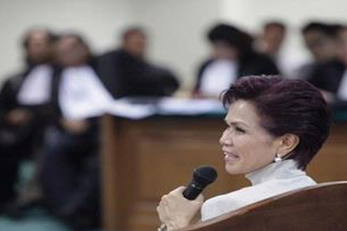 Mantan Deputi Gubernur Senior Bank Indonesia, Miranda S Goeltom, memberi kesaksian di Pengadilan Tindak Pidana Korupsi, Jakarta, Kamis (12/5/2011). Ia bersama Sekjen Partai Demokrasi Indonesia Perjuangan, Tjahjo Kumolo, dan Mantan anggota DPR Fraksi TNI/Polri, Udju Djuhaeri hadir memberi kesaksian kasus dugaan suap dalam pemilihan deputi gubernur senior Bank Indonesia yang melibatkan terdakwa Agus Condro, Max Moein, Poltak Sitorus, Rusman Lumban Toruan, Willem Max Tutuarima. 