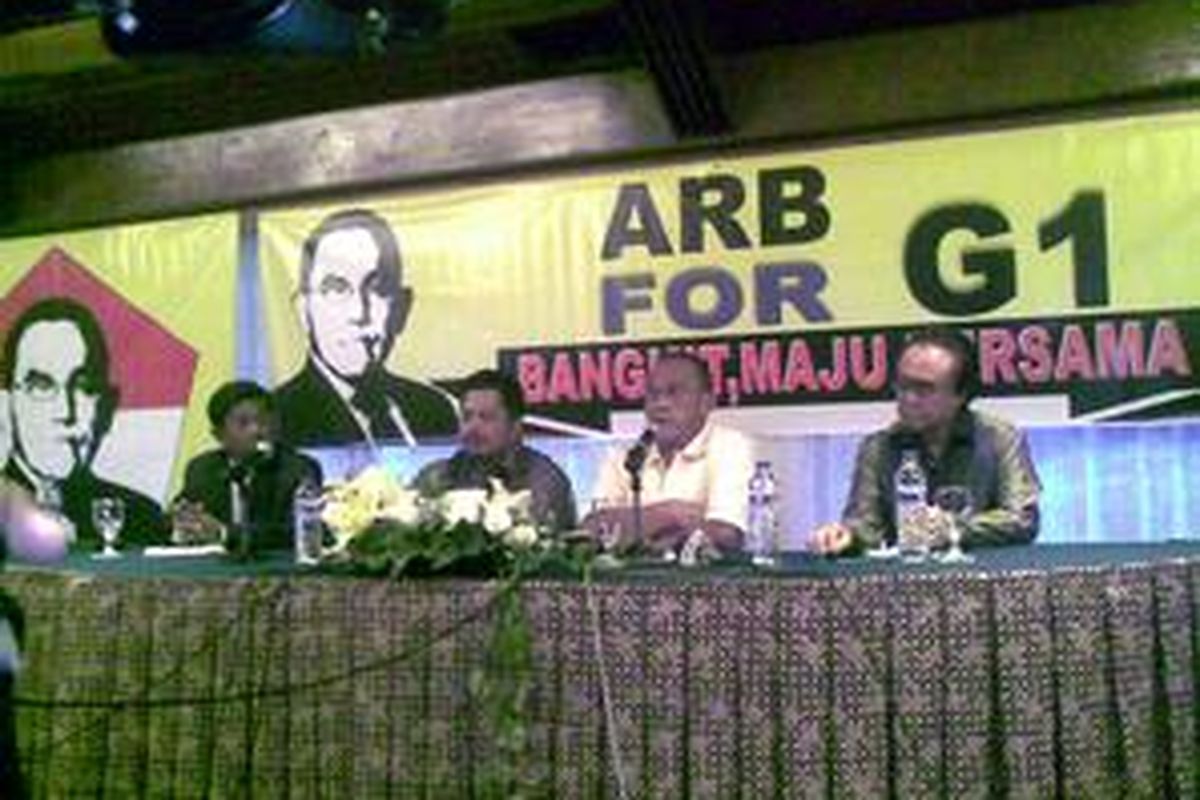 Calon Ketua Umum Golkar Aburizal Bakrie (kedua dari kanan) menggelar keterangan pers seputar pencalonan dirinya di Hotel Sultan, Selasa (18/8).