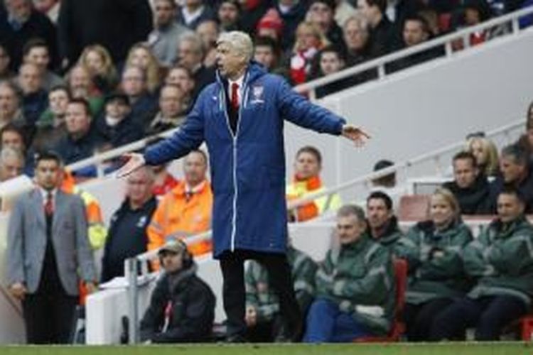 Salah satu reaksi manajer Arsenal, Arsene Wenger, dalam pertandingan lanjutan Premier League antara Arsenal dan Chelsea, di Stadion Emirates, Minggu (26/4/2015). 