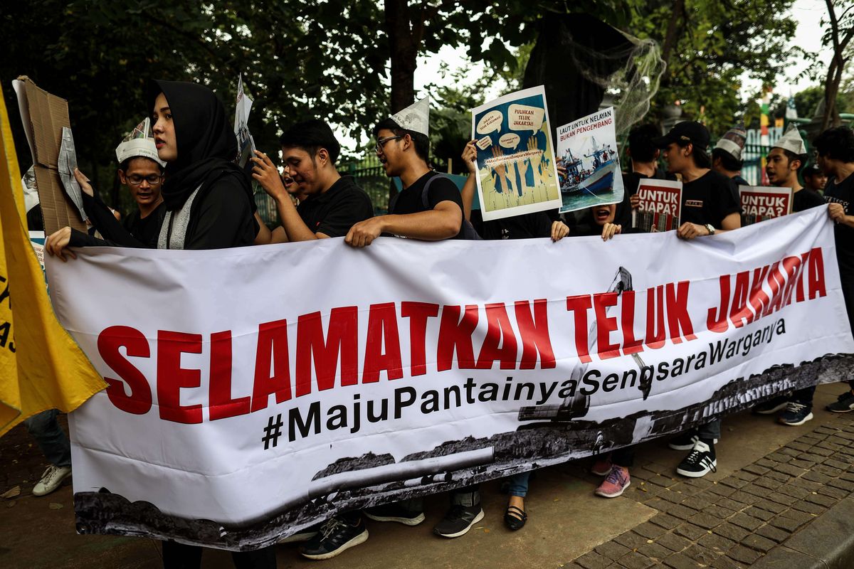 Mahasiswa dan nelayan menggelar aksi jalan mundur dari Tugu Patung Kuda ke Balai Kota DKI Jakarta untuk unjuk rasa di Jakarta Pusat, Senin (24/06/2019). Mereka menolak kebijakan Gubernur DKI Jakarta, Anies Baswedan yang menerbitkan izin mendirikan bangunan (IMB) di pulau C dan D reklamasi teluk Jakarta.