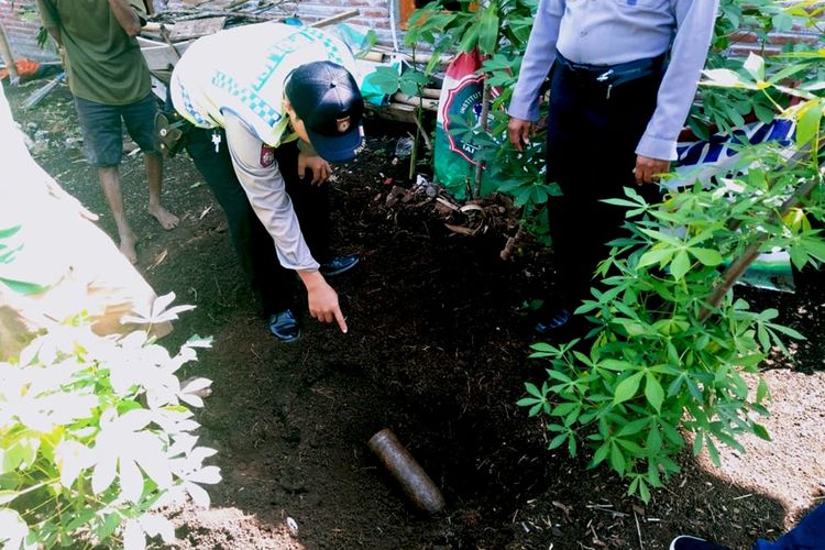 Sebuah benda diduga mortir peninggalan perang dunia ke II ditemukan warga Ngawi ketika mencangkul kebun.