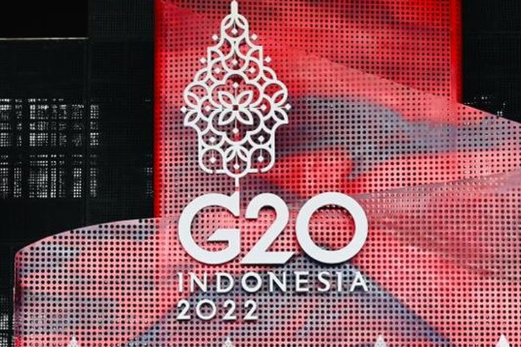 Presiden Joko Widodo meninjau lokasi penyelenggaraan Konferensi Tingkat Tinggi G20 di Bali, Selasa (8/11/2022), bersama Menteri Koordinator Bidang Kemaritiman dan Investasi Luhut Binsar Pandjaitan dan Menteri Luar Negeri Retno Marsudi.