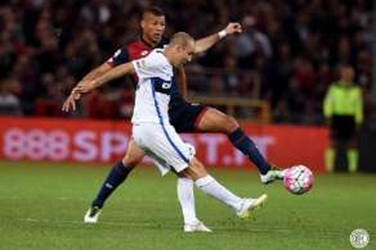 Penyerang Inter Milan, Rodrigo Palacio (kanan), menendang bola dalam laga Serie A kontra Genoa di Stadion Luigi Ferraris, Rabu (20/4/2016) waktu setempat.