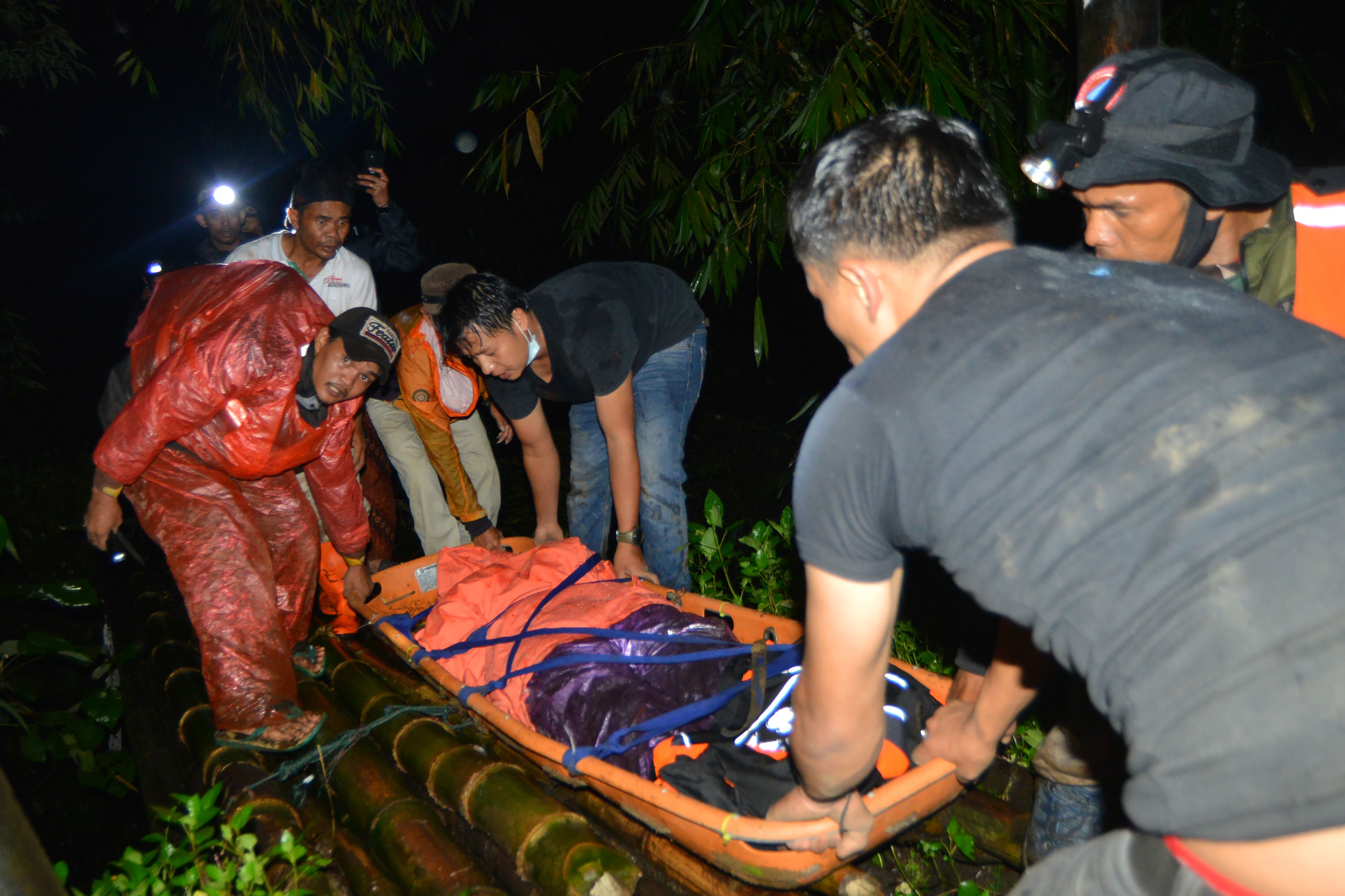 Momen Evakuasi Pendaki yang Terjebak di Gunung Marapi, Korban Alami Luka Bakar