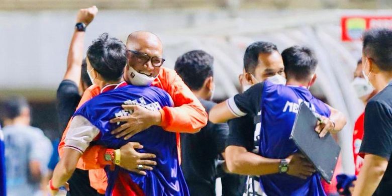 Pelatih Persija Jakarta Sudirman riang gembira seusai pertandingan melawan Persib Bandung saat final Piala Menpora 2021 leg pertama yang berakhir dengan skor 2-0 di Stadion Maguwoharjo Sleman, Kamis (22/04/2021) malam. 