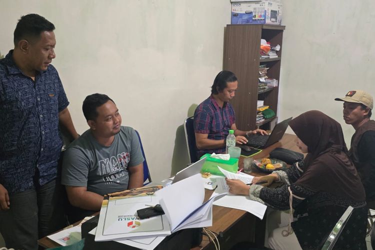 Anggota Bawaslu Kabupaten Pasuruan sedang mengumpulkan keterangan dari saksi internal jajaran Panwascam Rejoso guna melengkapi berkas penanganan pelanggaran praktek politik uang di Kecamatan Rejoso jelang pemungutan suara Pilkada Kabupaten Pasuruan, Sabtu (30/11/2024) 