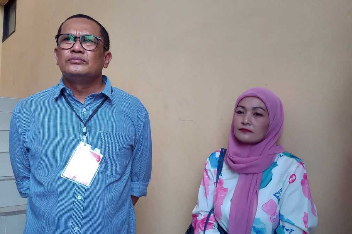 Salah seorang korban arisan bodong di Bojonegoro, Hany bersama kuasa hukum korban, Heri Tri Widodo usai melaporkan pengelola arisan ke Polres Bojonegoro, Kamis (28/3/2024)