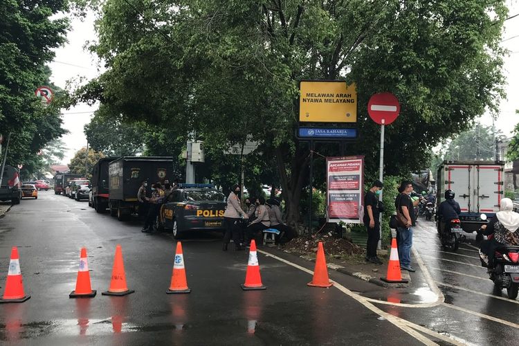 Satu lajur di persimpangan Jalan Penggilingan mengarah ke Jalan Dr. Soemarno tepatnya ke depan Pengadilan Negeri Jakarta Timur, Cakung, Jakarta Timur pada Selasa (30/3/2021) kembali ditutup sementara.