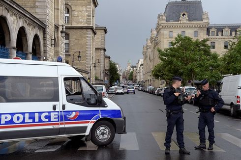 Polisi Perancis Minta Warga Jauhi Area Katedral Notre-Dame