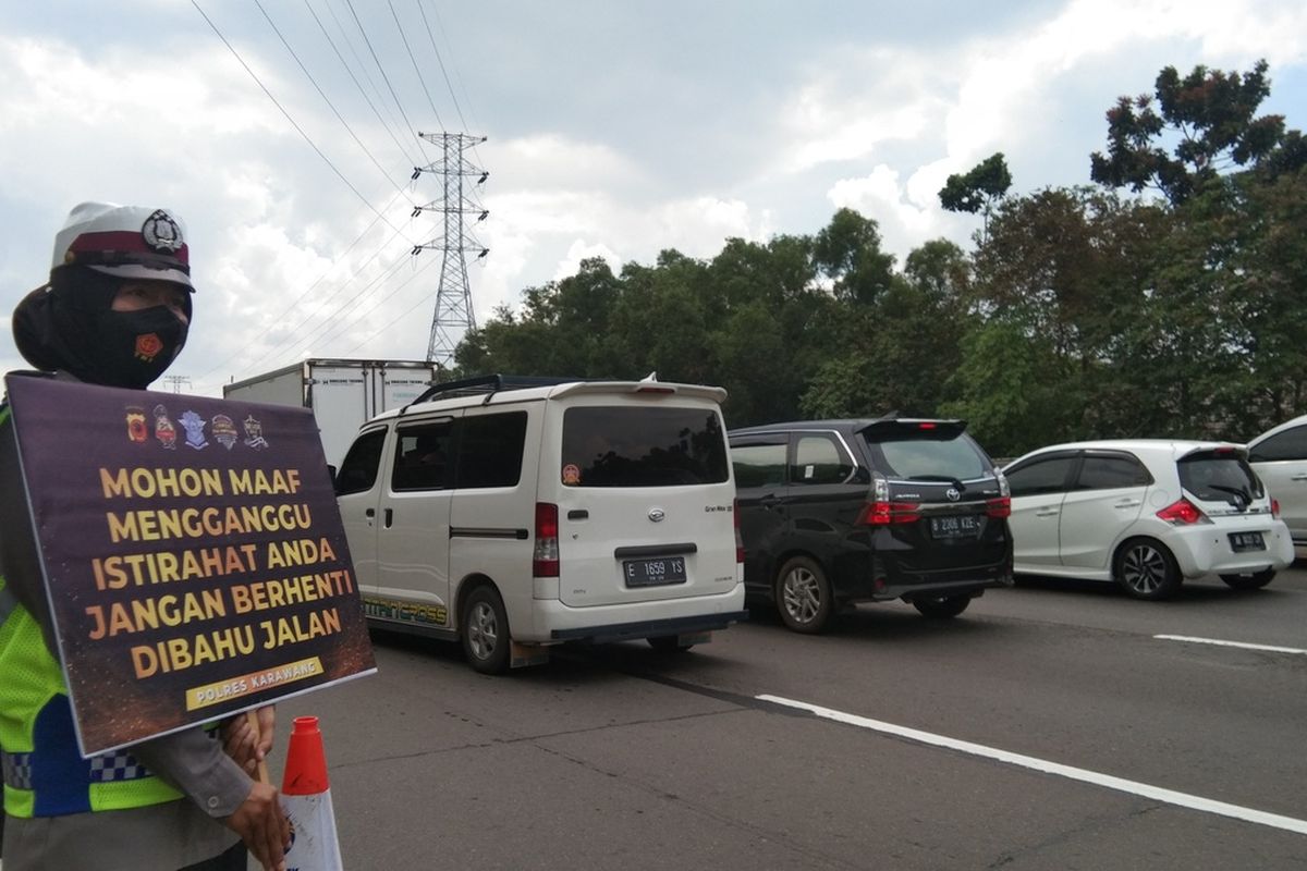 Petugas tengah melakukan buka tutup rest area Km 62 B tol Jakarta - Cikampek, Jumat (6/5/2022) pukul 14.00 WIB.