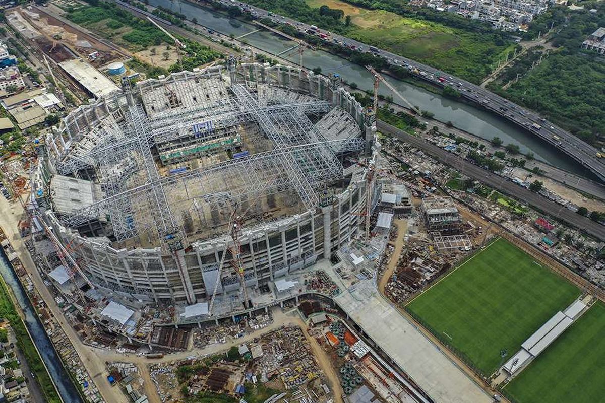 Foto aerial pembangunan Jakarta International Stadium (JIS) yang memasuki tahap pemasangan rangka atap di Papanggo, Tanjung Priok, Jakarta, Rabu (16/6/2021). Pemasangan rangka atap JIS yang memiliki berat 3.900 ton dengan bentang 269 meter tersebut menggunakan sistem 'heavy lifting' yaitu proses perakitan struktur utama dan struktur ruang dilakukan di lantai dasar untuk kemudian dilakukan pengangkatan secara bersamaan dengan sekali angkat.