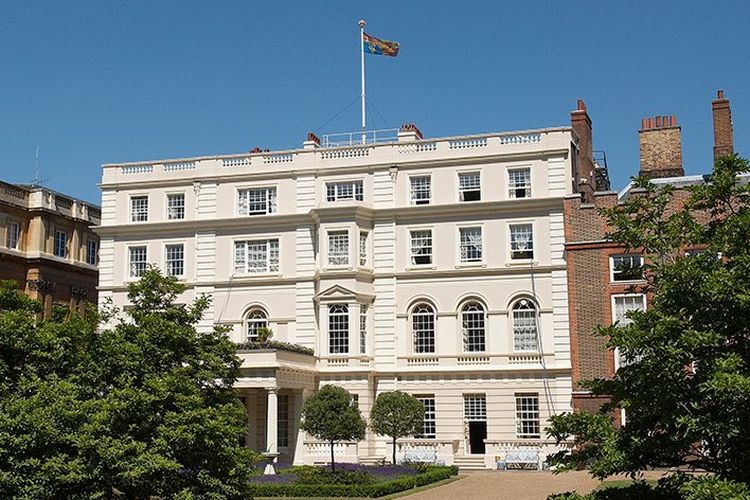 Clarence House, yang dulunya adalah rumah Ibu Suri, adalah kediaman resmi Charles dan Camilla di London sebelum dia menjadi Raja.