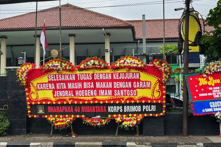 Dukungan untuk terdakwa Richard Eliezer atau Bharada E dari rekan seangkatannya di Bharapana 46 Nusantara Korps Brimob Polri jelang pembacakan nota pembelaan atau pleidoi di Pengadilan Negeri (PN) Jakarta Selatan, Rabu (25/1/2023).