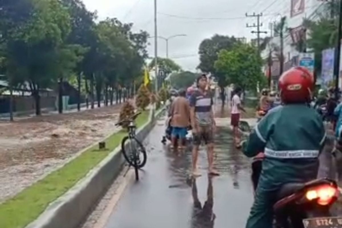 Pengguna jalan terpaksa harus berhenti karena banjir 