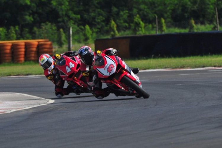 Pebalap Indonesia dari Astra Honda Racing Team, Rheza Danica Ahrens (depan), menjalani balapan pertama seri kelima Asia Road Racing Championship (ARRC) 2017, dii Madras Motor Race Track, Chennai, India, Sabtu (23/9/2017).