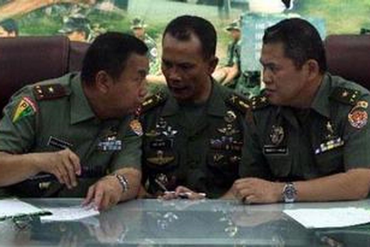 Ketua Tim Investigasi TNI AD yang juga Wadan Puspom AD Brigjen Unggul K Yudhoyono, Asisten Komandan jenderal Kopassus Letkol (Inf) Richard Tampubolon, dan Kadispen TNI AD Brigjen Rukhman Ahmad (kiri-kanan) menyampaikan hasil investigasi kasus penyerangan Lapas Cebongan, di Kartika Media Center TNI AD, Jakarta, Kamis (4/4/2013). Tim investigasi TNI AD mengakui keterlibatan 11 oknum anggota TNI AD grup 2 Kopassus Kartosuro, dalam penyerangan yang mengakibatkan 4 orang meninggal dunia. TRIBUNNEWS/DANY PERMANA