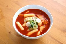 Cara Membuat Toppoki Ayam Goreng Pedas, Camilan Nonton Drama Korea