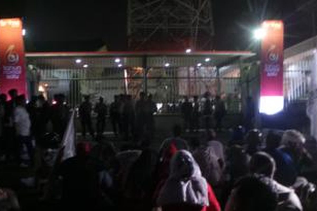 Relawan Perjuangan Demokrasi (Repdem) melakukan aksi protes di kantor TV One di kawasan Industri Pulogadung, Jakarta Timur, Kamis (3/7/2014) dini hari. Mereka menilai pemberitaan TV One mengandung fitnah. 