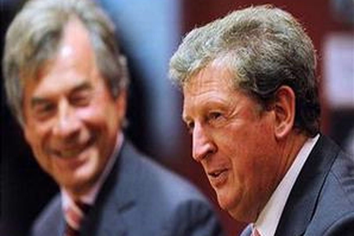 Pelatih Liverpool, Roy Hodgson (kanan) dan Ketua Liverpool, Martin Broughton.