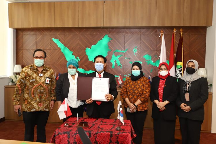 Perpustakaan Nasional (Perpusnas) menjalin nota kesepahaman (Memorandum of Understanding/MoU) dengan Perpustakaan Nasional Korea Selatan (NLK). Penandatanganan MoU diselenggarakan secara virtual pada Jumat (7/5/2021) antara Kepala Perpusnas Muhammad Syarif Bando dan Kepala NLK Suh Hye Ran.