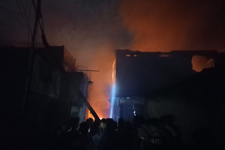 Rumah warga yang terbakar akibat ledakan pipa BBM di Depo Pertamina Plumpang, Jumat (3/3/2023). 