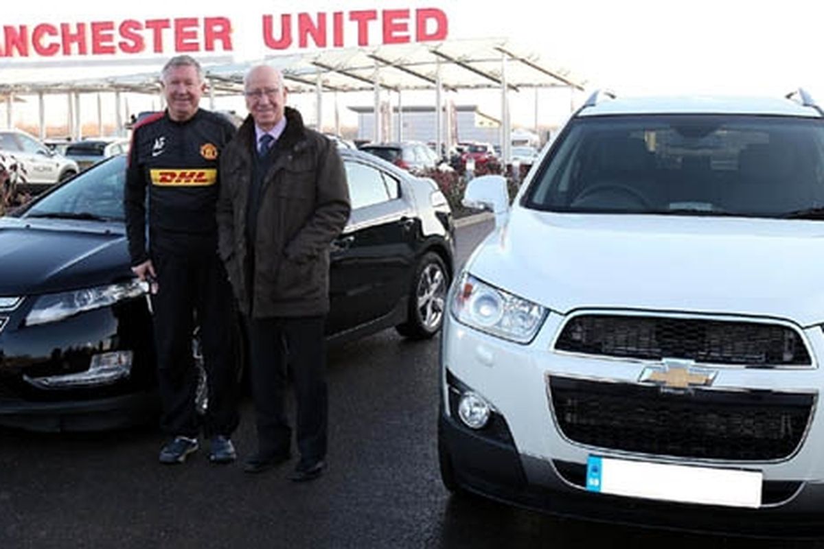 Sir Alex Ferguson (kiri) dan Sir Bobby Charlton masing-masing dihadiahi Chevrolet Volt dan Captiva untuk keseharian.