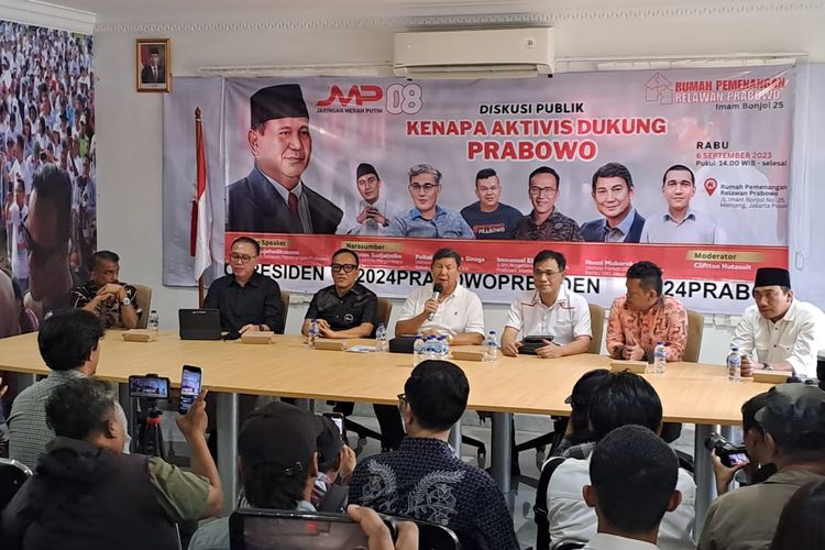 Hashim Djojohadikusumo, Budiman Sudjatmiko, Iwan Bule, hingga Immanuel Ebenezer menggelar diskusi Kenapa Aktivis Mendukung Prabowo di Rumah Pemenangan Prabowo 08, Jakarta Pusat, Rabu (6/9/2023). 