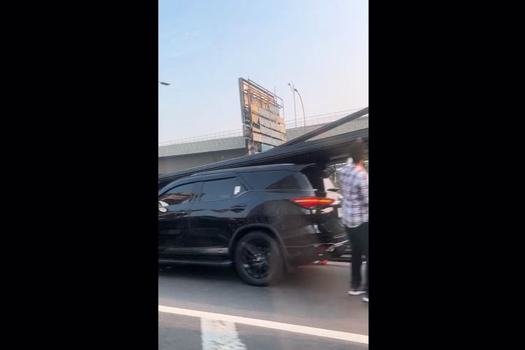  Video viral di media sosial memperlihatkan kecelakaan di ruas jalan tol Dalam Kota Jakarta. 