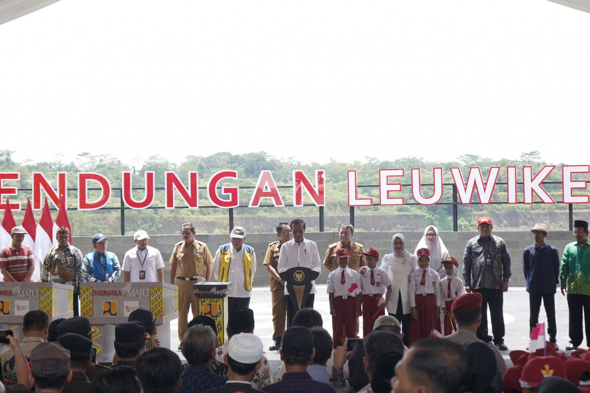 ADHI bersama Presiden Jokowi meresmikan Bendungan Leuwikeris di Kabupaten Tasikmalaya, Jabar, Kamis (29/8/2024).