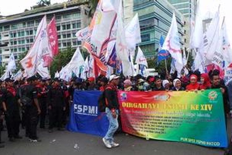 Ilustrasi : Puluhan ribu buruh yang tergabung dalam Federasi Serikat Pekerja Metal Indonesia (FSPMI) melakukan aksi unjuk rasa di Bundaran Hotel Indonesia, Jakarta Pusat. Dalam aksinya, buruh menuntut jaminan kesehatan pada tahun 2014 dan menolak penangguhan upah minimum provinsi (UMP).