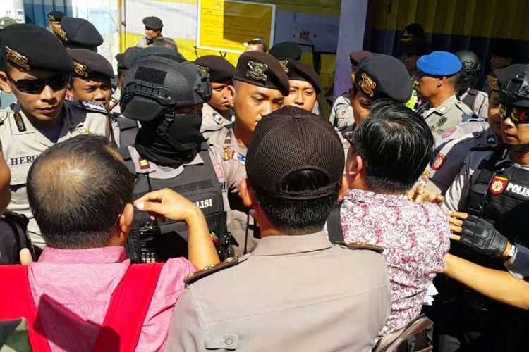 RICUH--Eksekusi tanah milik pengusaha di Kota Madiun ricuh lantaran tim pengacara memprotes tidak bukti sita eksekusi, Selasa ( 1/8/2017).